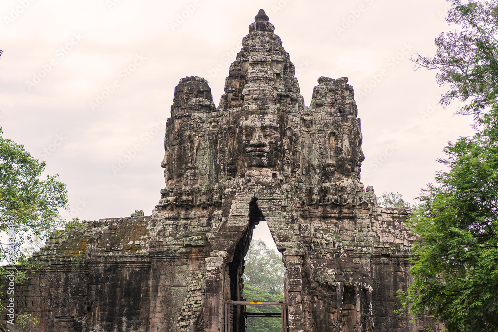 Obraz premium Bayon Castle or Prasat Bayon Khmer temple at Angkor in siem reap Cambodia