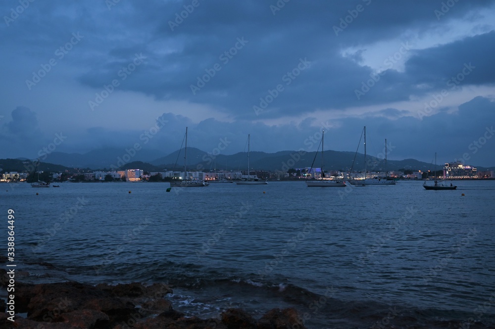 Segelboote liegen im Hafen auf dem Meer am Abend in Ibiza