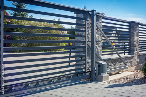 Foto Stone fence and entrance gate with remote control