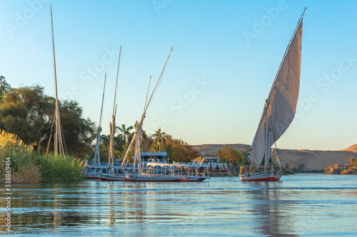 Barcos egípcios navegando o rio nilo photo