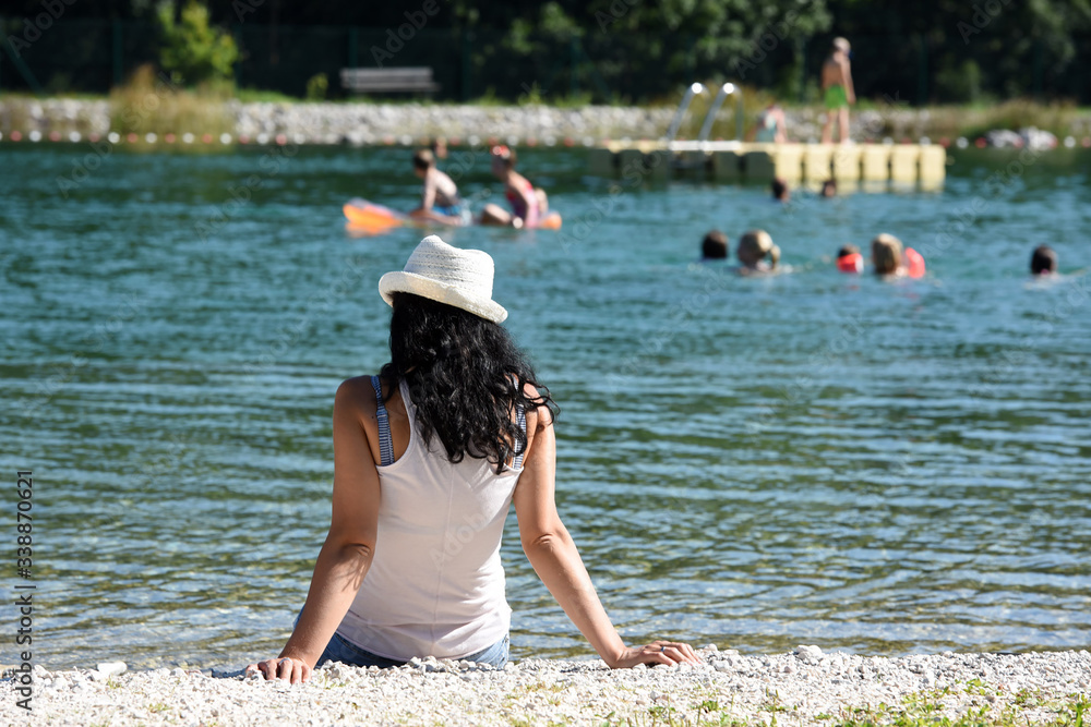 Sonnengenuss und Sonnenbaden am Wasser im Salzkammergut (Oberösterreich