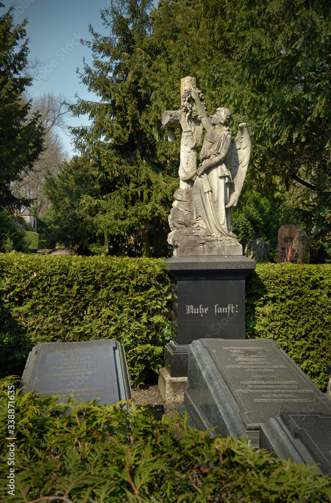 Obraz premium sarkophage auf dem wormser hauptfriedhof