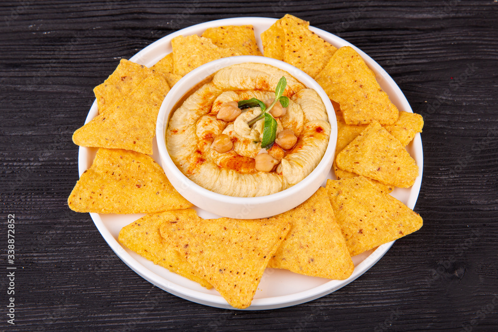 Humus nut, with seasonings, served with chips and mint Humus nut, with seasonings, served with chips and mint