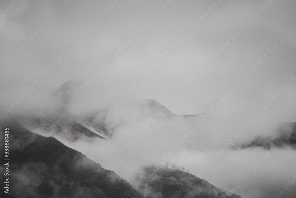 Montaña con niebla 
