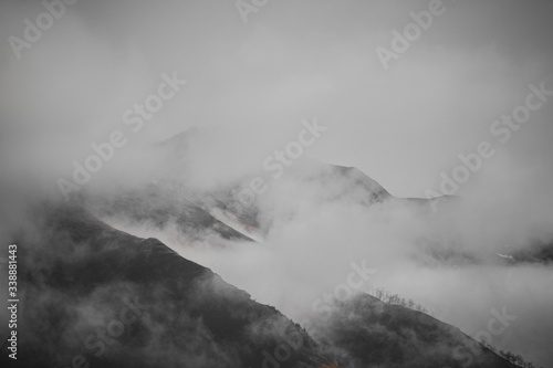 Montaña con niebla 