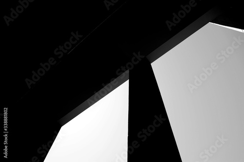 Foto di architettura in bianco e nero con giochi luci ed ombre
