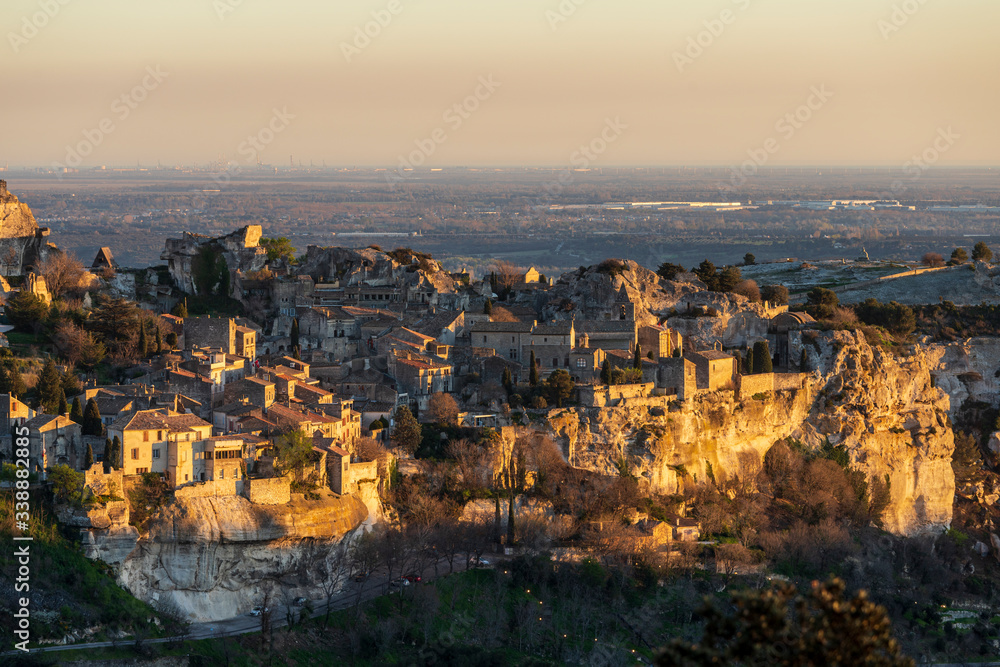 Les Baux de Provence, labellisé Les Plus Beaux Villages de France, le village sous la lumière du coucher de soleil