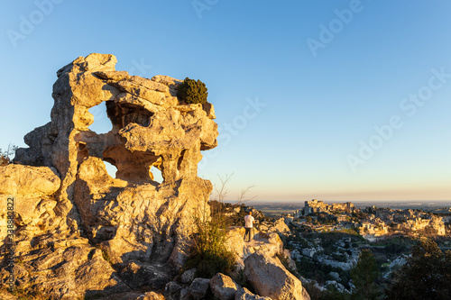 Les Baux de Provence, labellisé Les Plus Beaux Villages de France, le Val d'Enfer, falaise percée de grottes, parc naturel régional des Alpilles © IMAREVA