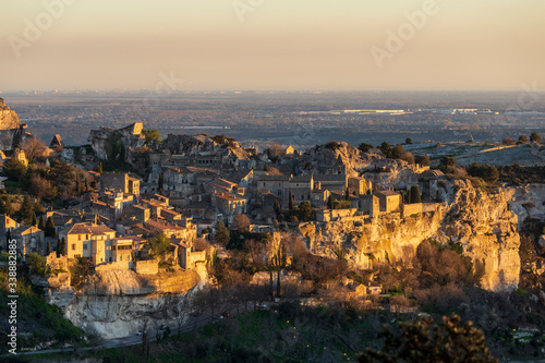 Les Baux de Provence, labellisé Les Plus Beaux Villages de France, le village sous la lumière du coucher de soleil