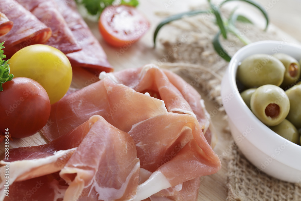 Spanischer Aufschnitt mit Oliven und Tomaten Spanischer Aufschnitt mit Oliven und Tomaten