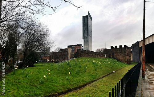 Park And Beetham Tower Against Cloudy Sky Fototapet