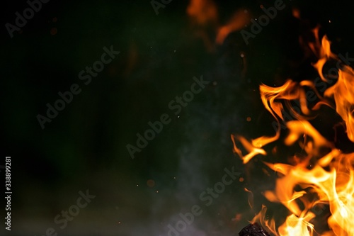 Flammes feu de camp brulant chaleur