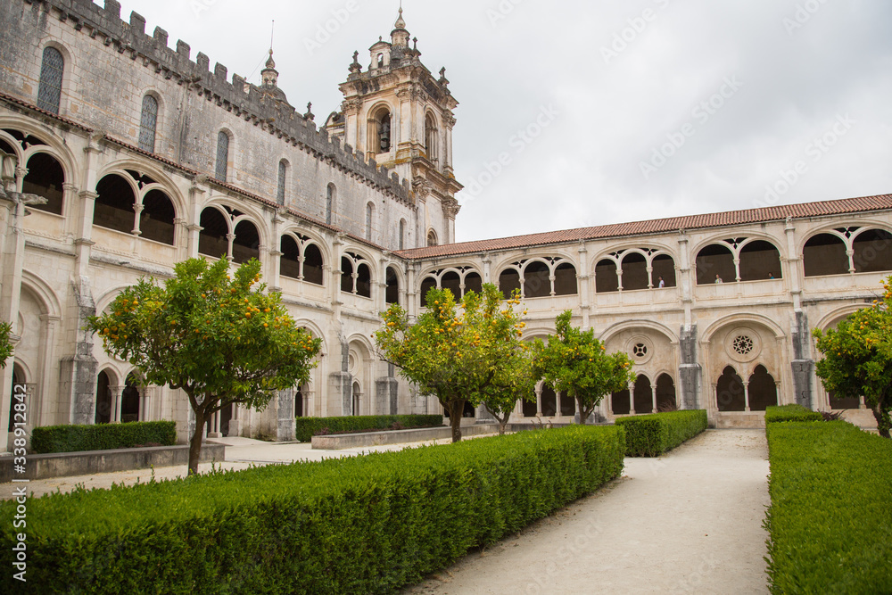 Alcobaça, Portugal: Blick in den Innenhof und den Kreuzgang des berühmten Klosters Mosteiro de Santa Maria mit den Galerien und Doppelbogen 