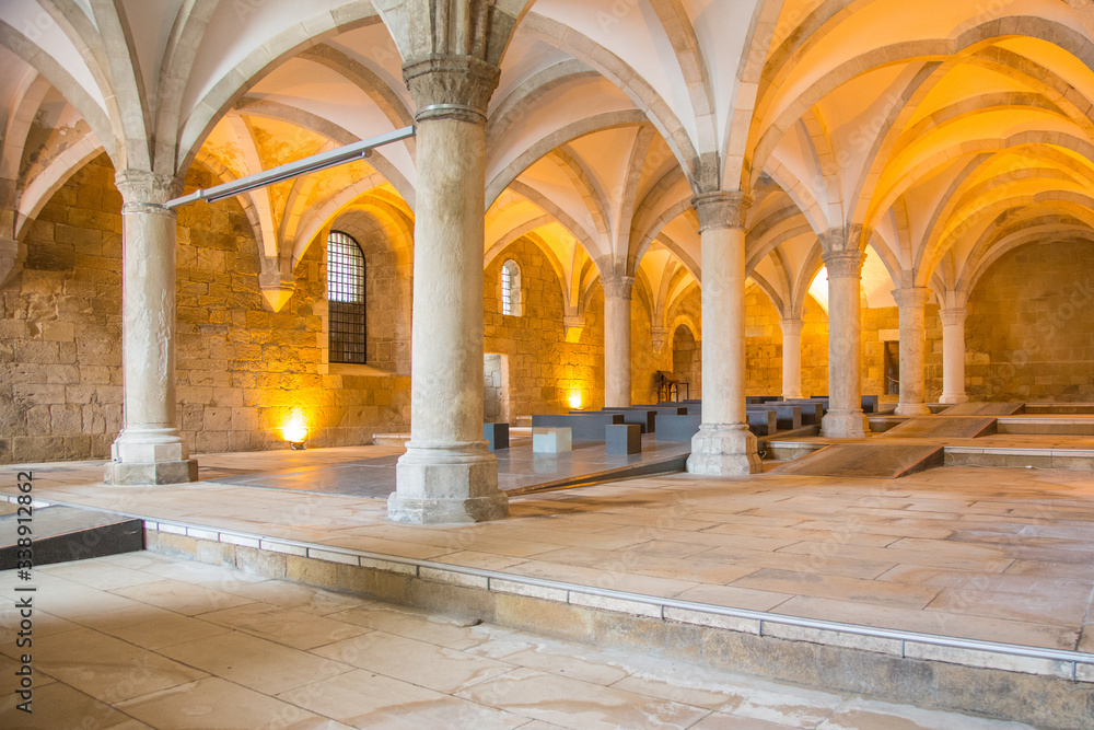 Alcobaça, Portugal: Blick in das Refektorium des berühmten Klosters Mosteiro de de Santa Maria mit Deckengewölbe und Säulen