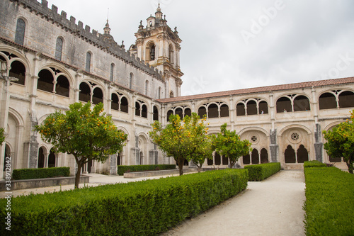 Alcobaça, Portugal: Blick in den Innenhof und den Kreuzgang des berühmten Klosters Mosteiro de Santa Maria mit den Galerien und Doppelbogen 