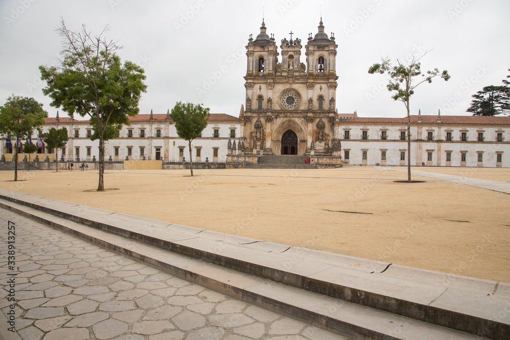 Alcobaça, Portugal: Panorama Ansicht des berühmten Klosters Mosteiro de Santa Maria mit dem nach historischen Vorbild gestalteten Vorplatz 
