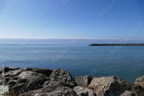 Felsenküste und Mittelmeer bei Saintes-Maries-de-la-Mer / Frankreich