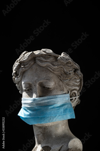 Obraz na płótnie antique statue head in a protective mask w salonie