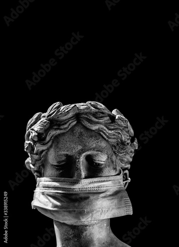 Obraz na płótnie the head of a Greek statue in a protective mask with a sad look w salonie