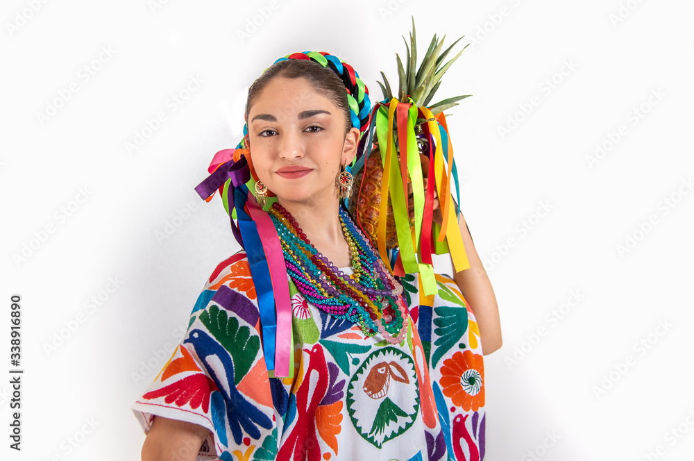 rostro de mujer adolecente latina cabello negro con traje tipico de oaxaca tuxtepec flor de pina de la guelaguetza Stock Adobe Stock