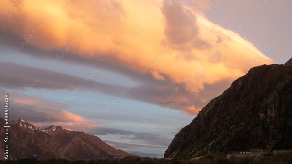 Obraz premium Colorful sky during sunset in alpine valley, shot at Aoraki / Mt Cook National Park, New Zealand