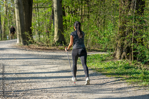 Freizeitsport: Aktiv an der Isar in München am Flaucher - Frau beim Walken 