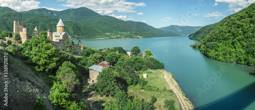 gruzińskie miasto nad jeziorem © Wojciech