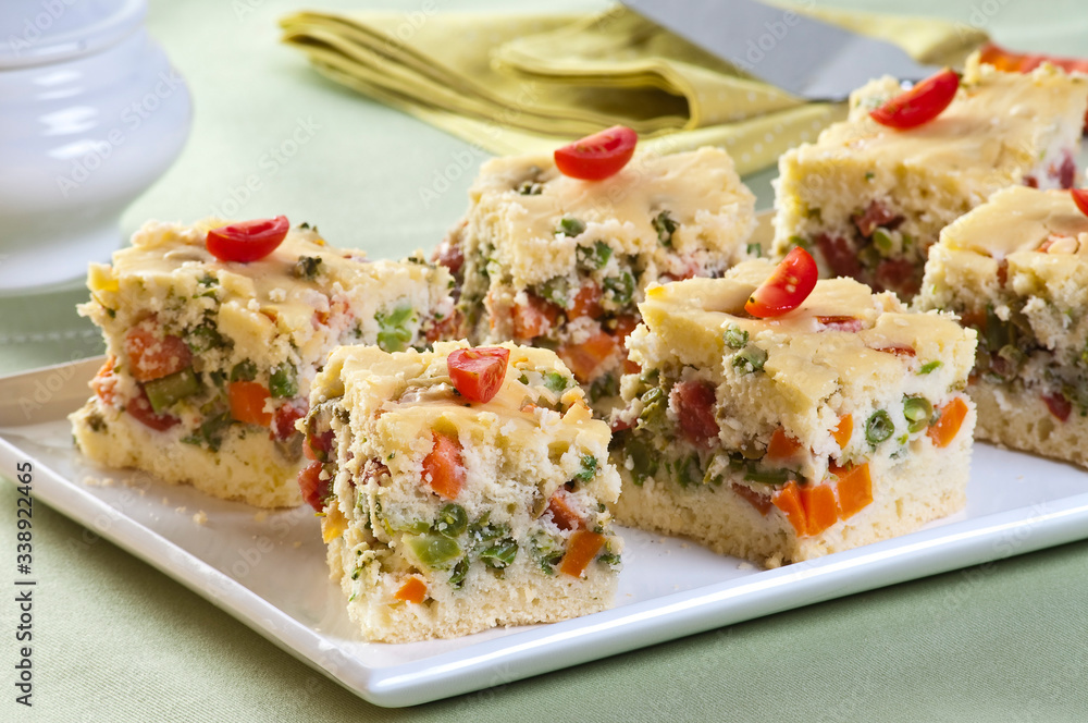 tortas salgadas servidas e pedaços legumes tortas salgadas servidas e pedaços legumes
