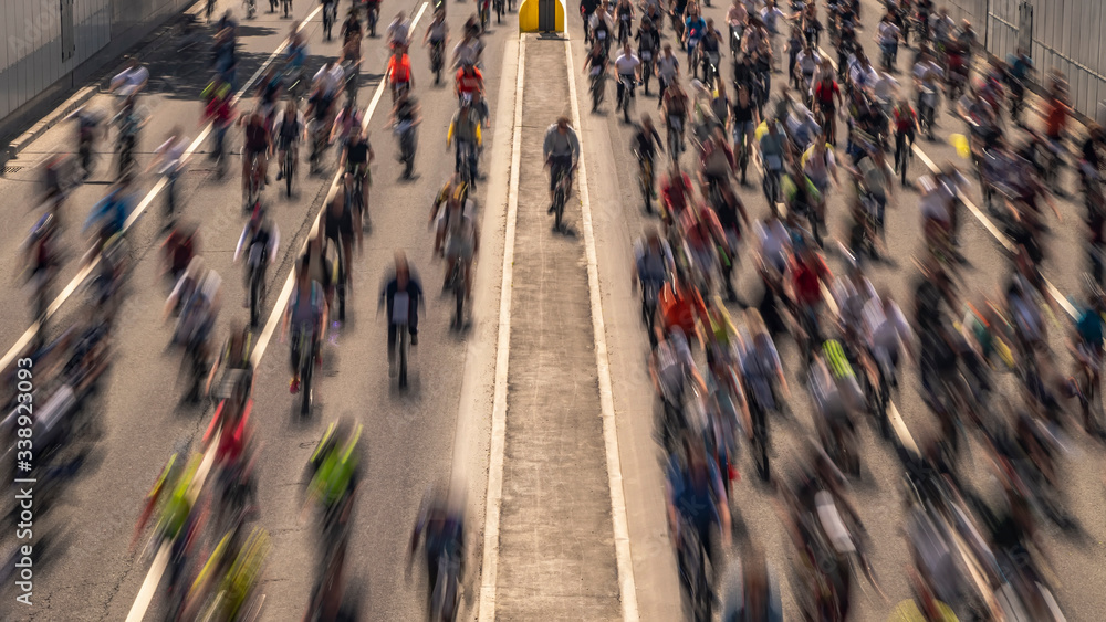 Obraz premium Big parade of bicyclists, bike riders