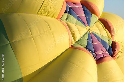 Foto A hot air balloon fills with air in preparation for liftoff