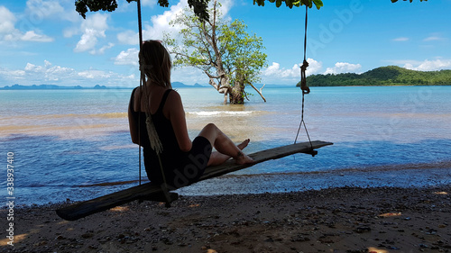 Photos Joven mujer desconocida disfruta de las vistas del mar sentada en una madera