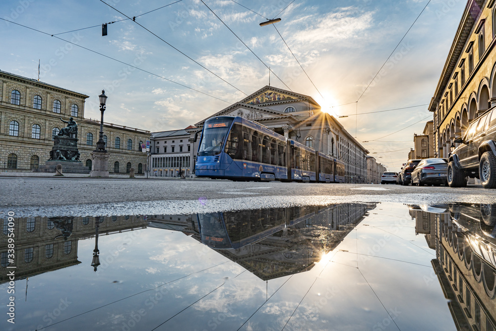 Obraz premium Tram an der Staatsoper in München