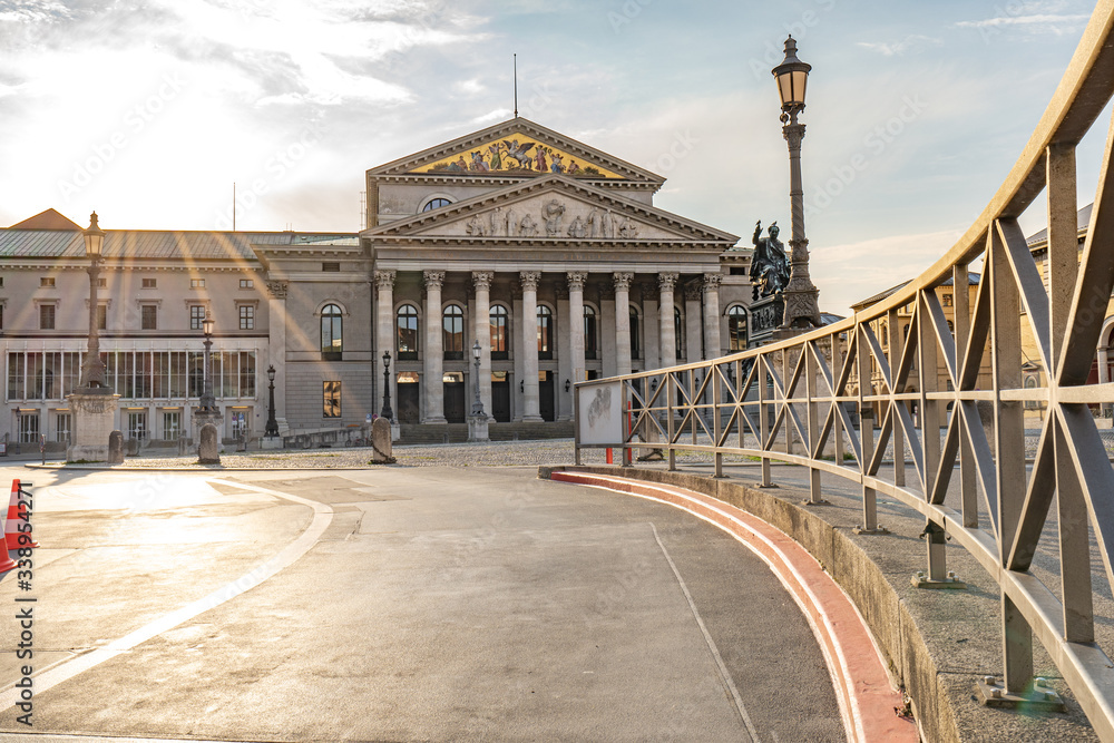 Obraz premium Vor der Staatsoper in München