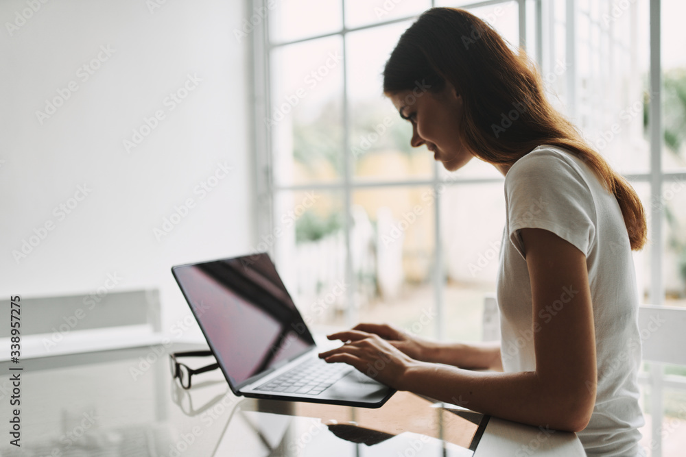 Obraz premium hispanic woman using laptop