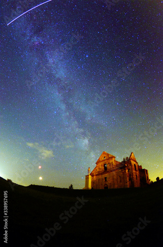 Fototapeta Naklejka Na Ścianę i Meble -  Zaćmienie Księżyca i Droga Mleczna w Bieszczadach - Polska