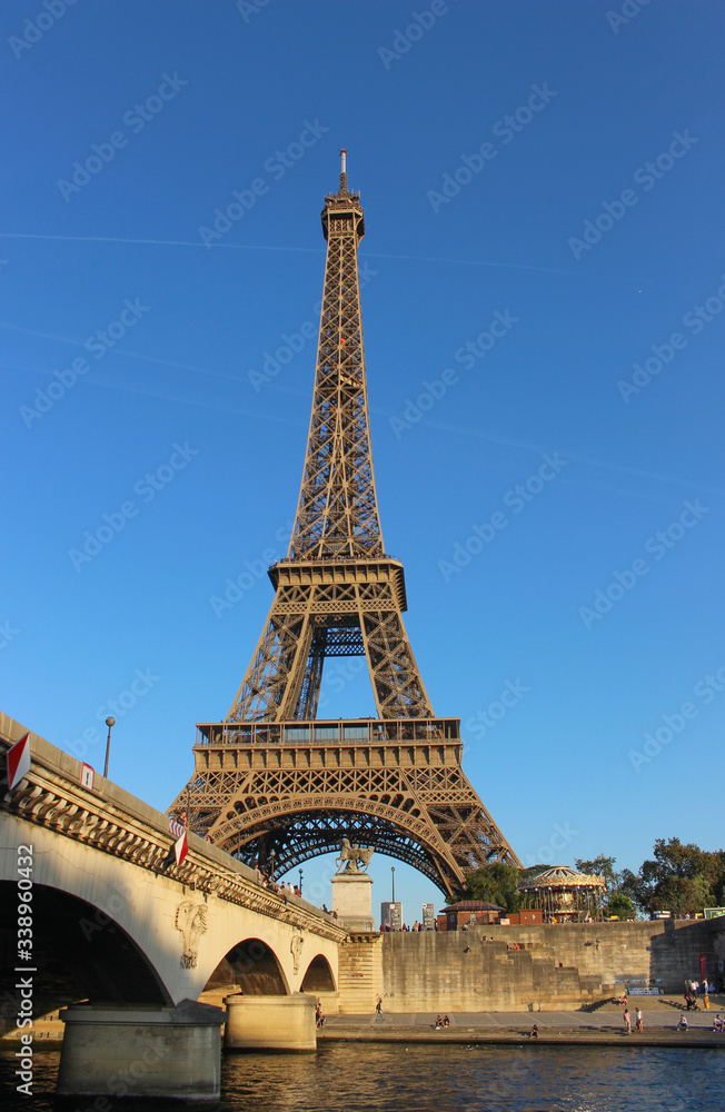 Fototapeta premium Eiffel Tower at sunset