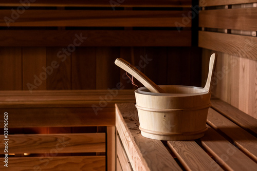 Seau à eau en bois dans un sauna