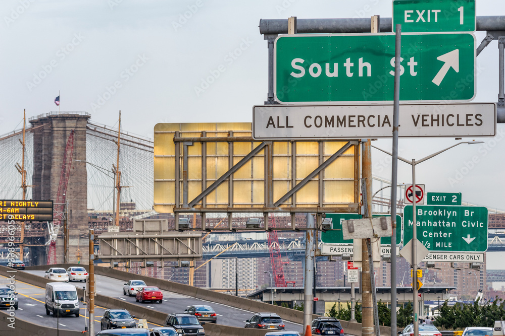 Naklejka premium NEW YORK CITY - OCTOBER 2015: City traffic on the road to Brooklyn Bridge