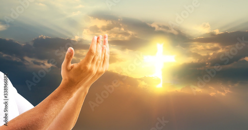 Foto Religious young man praying outdoors
