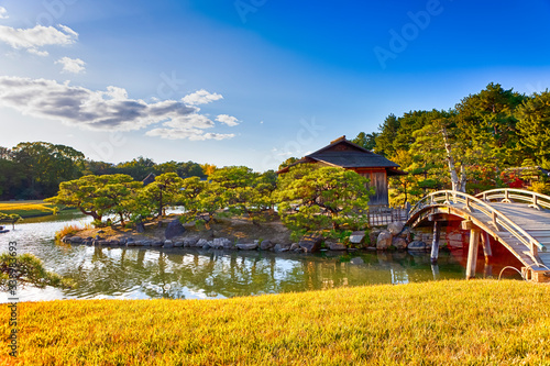 Bild auf Leinwand Traditional Japanese Garden with Kayo-no-ike Pond in Okayama Korakuen Park in Japan