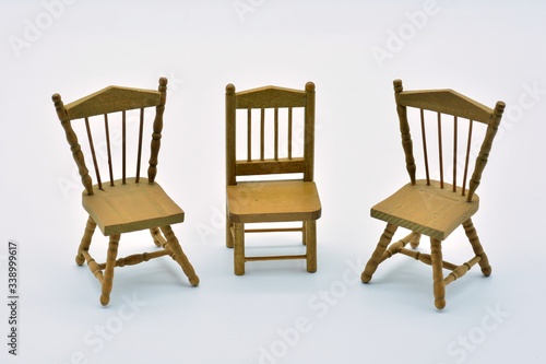 Tres sillas de madera vacías, aislada sobre fondo blanco