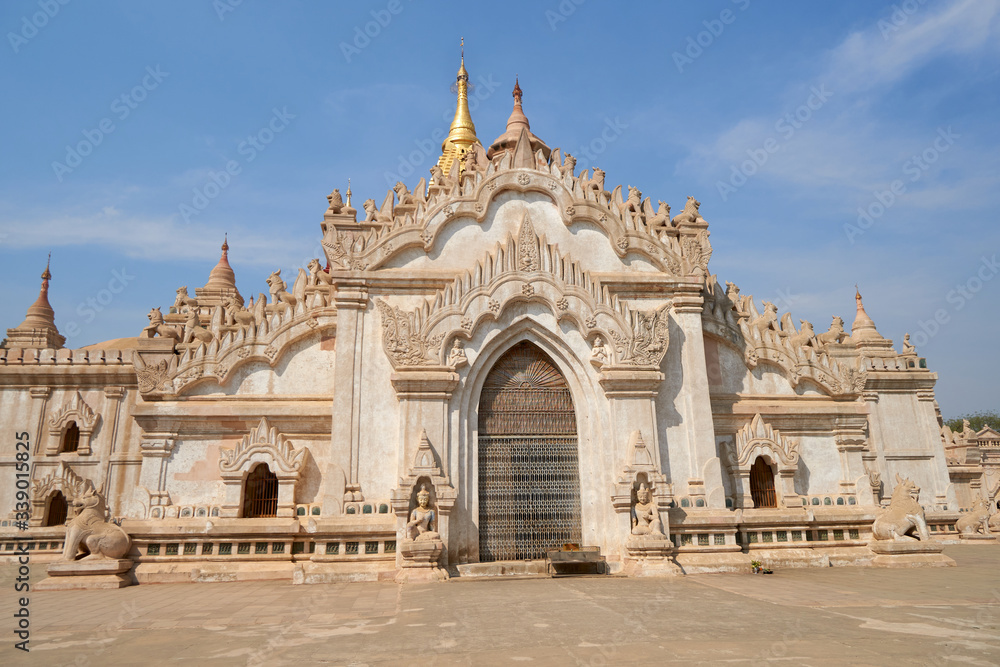 Obraz premium The Ananda pagoda is one of best known and most beautiful temples in Bagan, Myanmar, Burma. 
