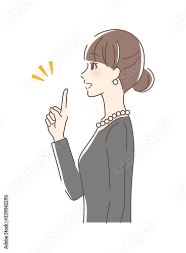 笑顔で指をさす横顔の女性
