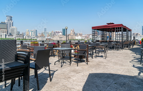 Fototapeta Naklejka Na Ścianę i Meble -  Shanghai Bund outdoor bar coffee bar..