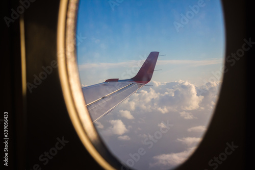 Bild auf Leinwand Vista desde el ala de un avión comercial desde una ventana de pasajeros