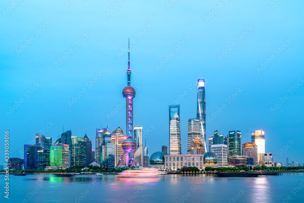 Obraz premium Shanghai, China city skyline on the Huangpu River.