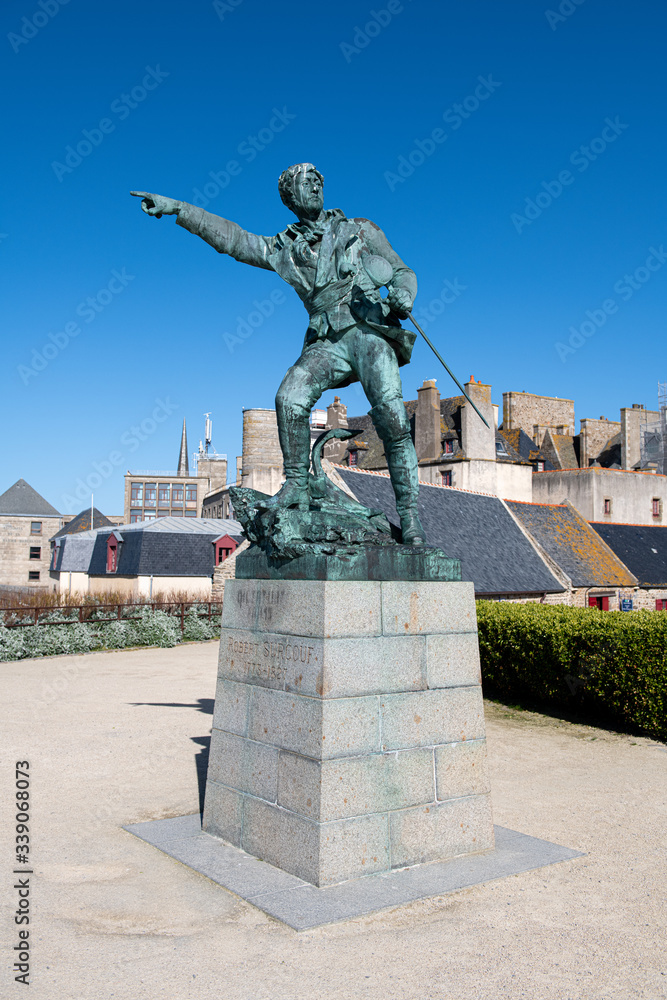 Obraz premium Statue of the corsair Surcouf in Saint Malo, France