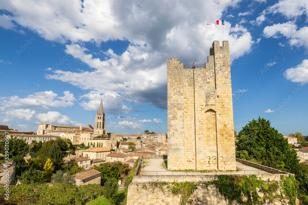 Obraz premium Saint-Émilion, classé Patrimoine Mondial de l'UNESCO, la Tour du Roy, donjon-citadelle du XIIIe siècle et seul vestige du château de Saint-Émilion, l'église monolithe du XIe siècle en fond 
