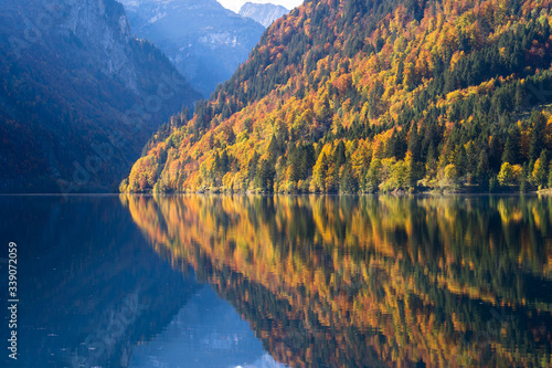 Herbst am Klöntalersee im Glarus in der Schweiz. Die farbigen Blätter reflektieren im Wasser