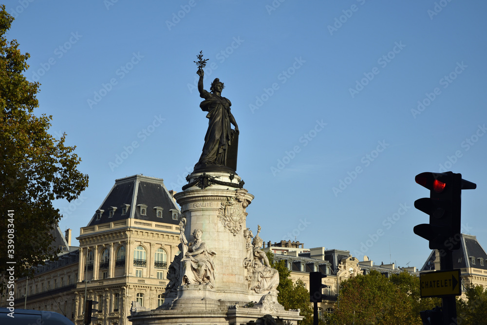 Statue de Marianne place de la République à Paris, France